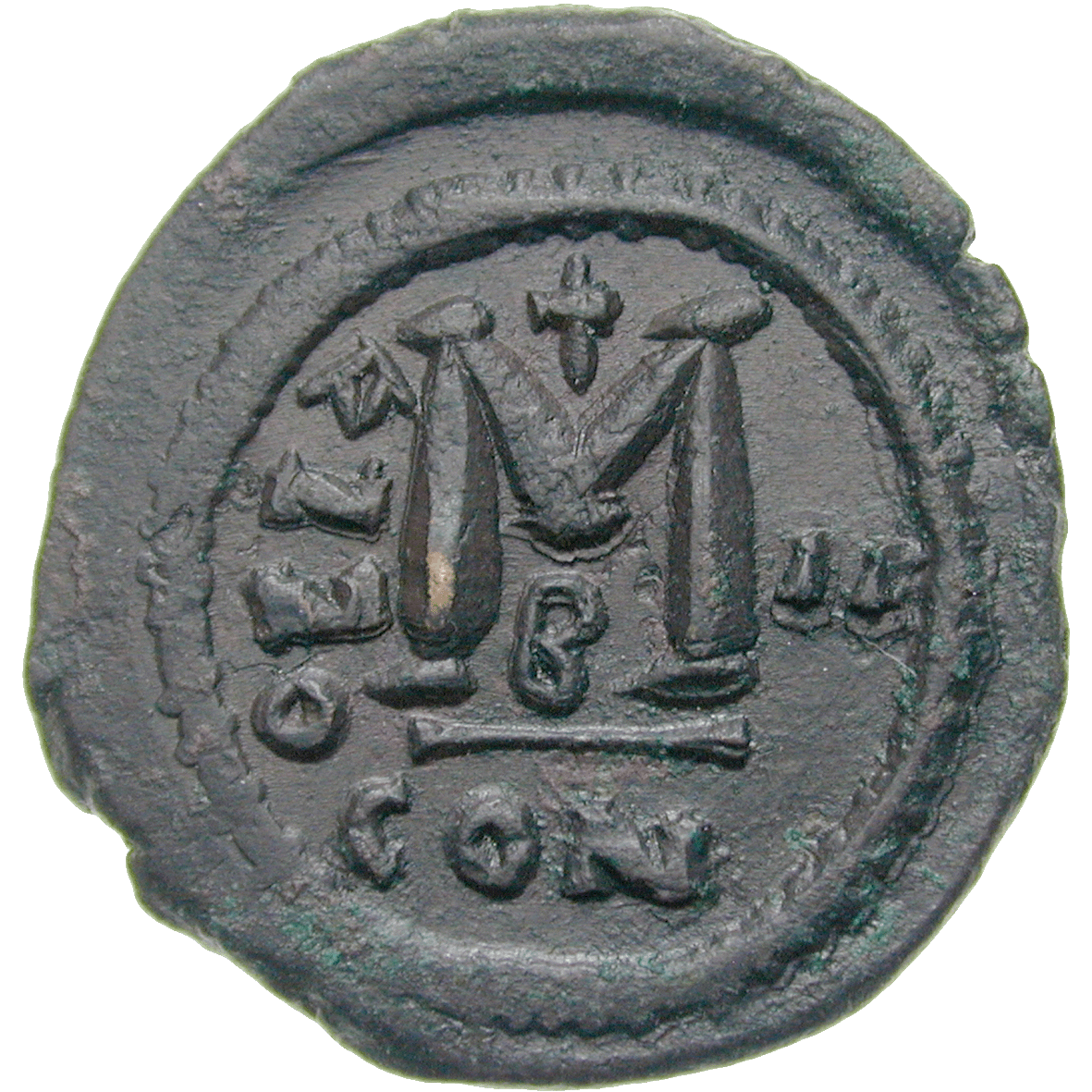 Byzantinisches Kaiserreich, Mauricius Tiberius, Follis (reverse)